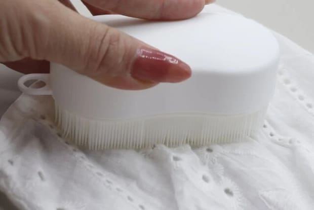 ダイソー　洗濯ソフトブラシ（部分洗い用）　使用例