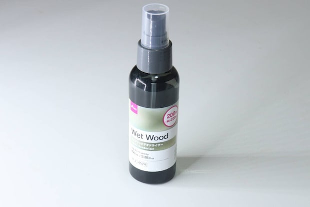ダイソーのファブリックデオドライザー（WET WOOD)のパッケージ