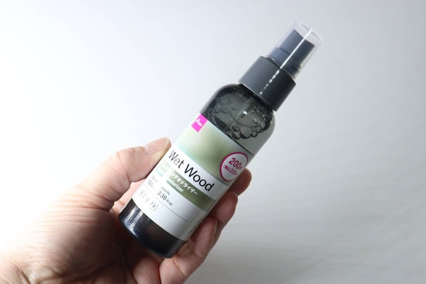 ダイソーのファブリックデオドライザー（WET WOOD)のビジュアル