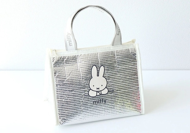 シルバーカラーの保冷バッグ正面にミッフィーのイラストとロゴがプリントされた正面写真