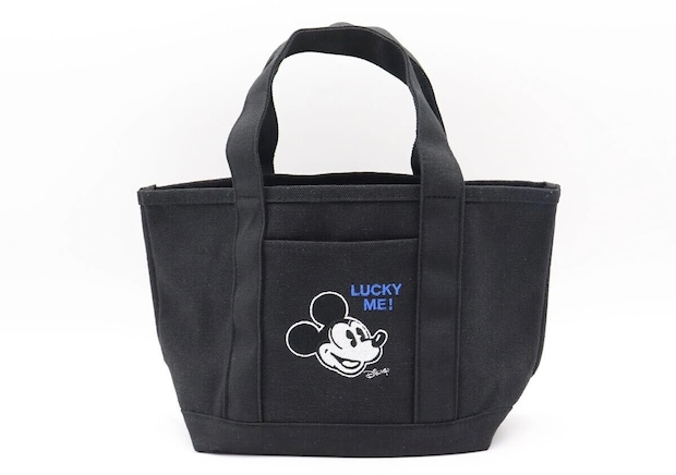 オールブラックのトートバッグにミッキーマウスのシルエット刺繍とLUCKY ME!のブルーロゴが施された正面写真