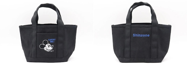 シンゾーン×ミッキーのオールブラックトートのミッキー刺繍面（左）とShinzoneロゴ面（右）の両面を並べた比較写真