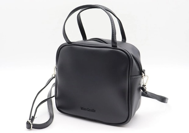 ウィム ガゼットのブラックシンセティックレザーハンドバッグにショルダーストラップが付いた2WAY仕様の正面斜め写真