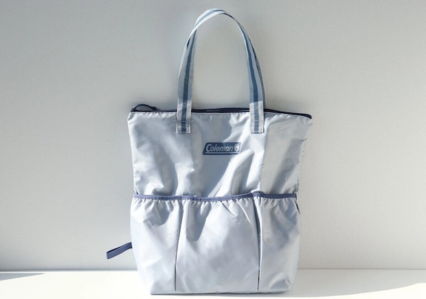 コールマンのライトブルーの撥水加工大容量トートバッグ正面に3つの外ポケットが備わっている正面写真
