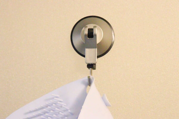 ダイソーのキッチンツールフック ジェル吸盤はザラザラ面のすりガラスにも設置可能