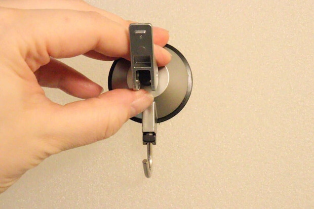 ダイソーのキッチンツールフック ジェル吸盤はレバーを押し下げて設置する