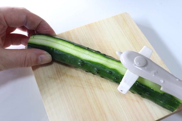 回転ピーラー　横向き使用例