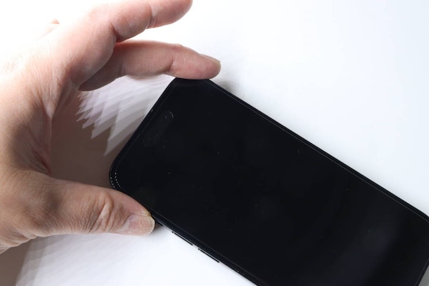 iPhone 16／15／15 Pro／14 Pro用　上下左右のぞき見防止ガラス保護フィルム　装着