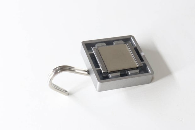 ダイソーのキッチンツールフック ネオジムマグネットの裏面