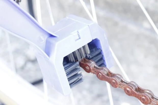 ダイソーの三面チェーンブラシは自転車のチェーンの掃除に便利