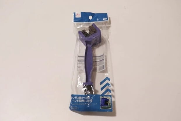 ダイソーの三面チェーンブラシのパッケージ