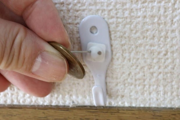 ダイソーの壁面にしっかり固定ピンフック（クロスタイプ、ダブル、ホワイト）を取り付ける