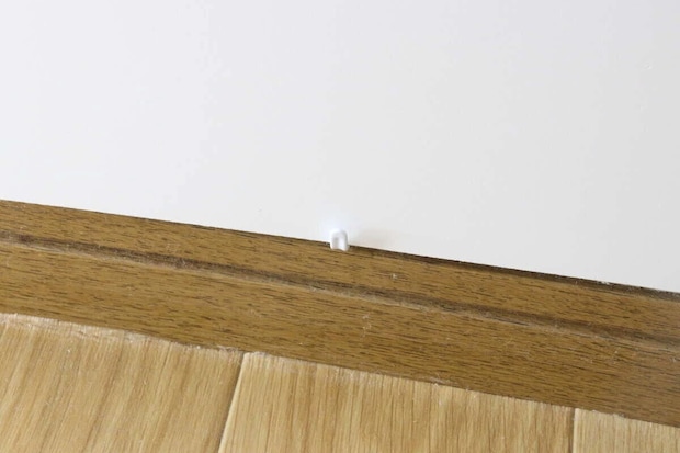 ダイソーの壁面にしっかり固定ピンフック（クロスタイプ、ダブル、ホワイト）の使用例