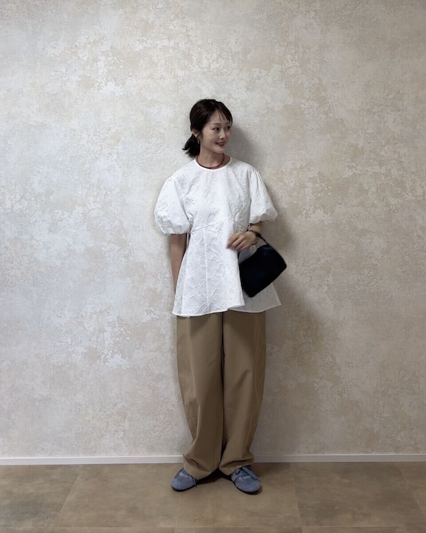 GU　バルーンスリーブチュニック by rokh　ベージュチノ×黒バッグ甘めカジュアルコーデ