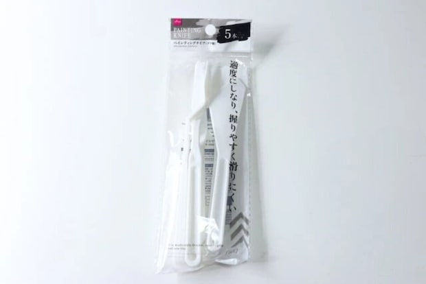 ダイソーのペインティングナイフ（プラ製、5本セット）のパッケージ