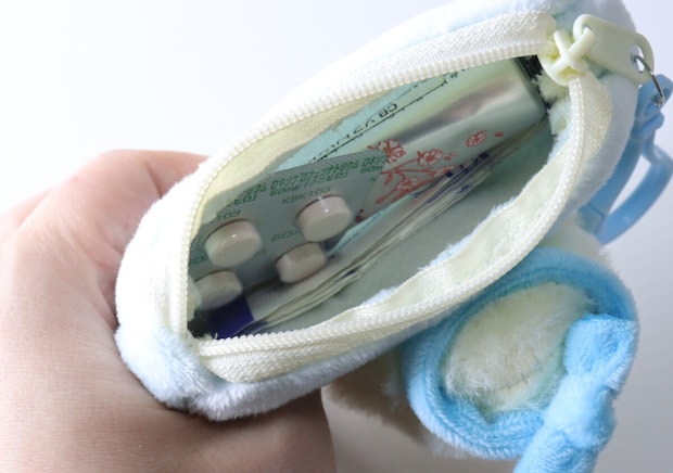 この可愛さは反則だよ…!「目が合った瞬間買うしかなかった!」100均ふわふわミニポーチ