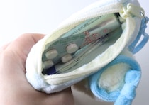 この可愛さは反則だよ…！「目が合った瞬間買うしかなかった！」100均ふわふわミニポーチ