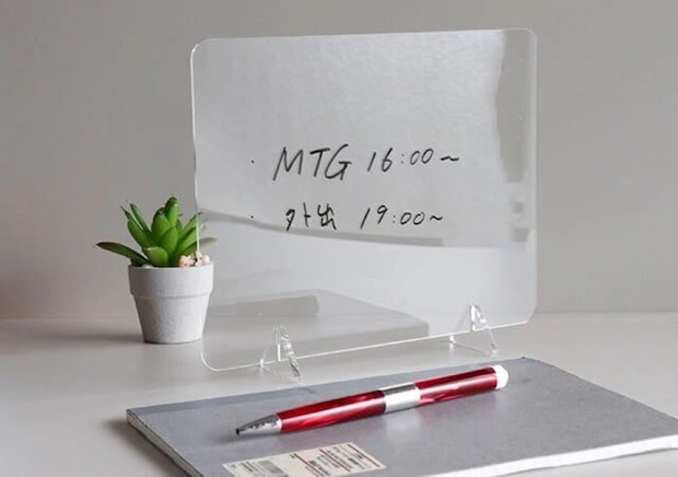 ダイソー 仕事が捗る便利グッズ ダイソーのクリアボードにホワイトボードマーカーで文字を書いた様子