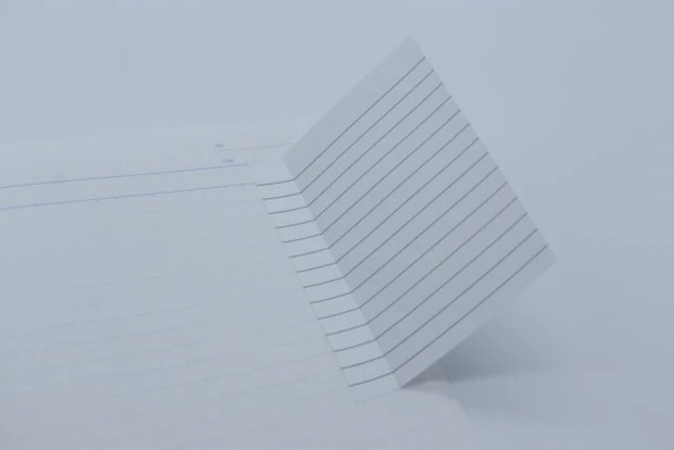 ダイソーのノート罫線入ふせんはノートのページを延長して書き込める