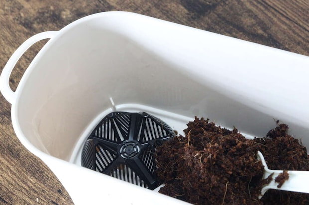 ダイソーのバスケットプランター　アイボリーに土を入れる