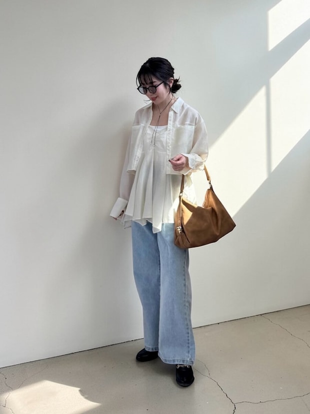 白シアーコーデ 2026春大人女性おすすめシャツ羽織り白シアーコーデ