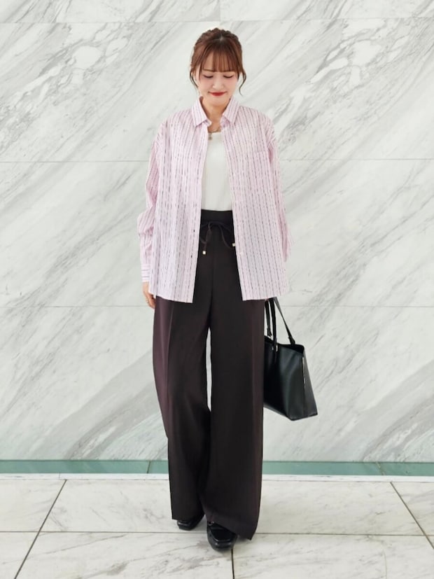 ピンクストライプコーデ 2026春大人女性おすすめシャツ羽織りピンクストライプコーデ