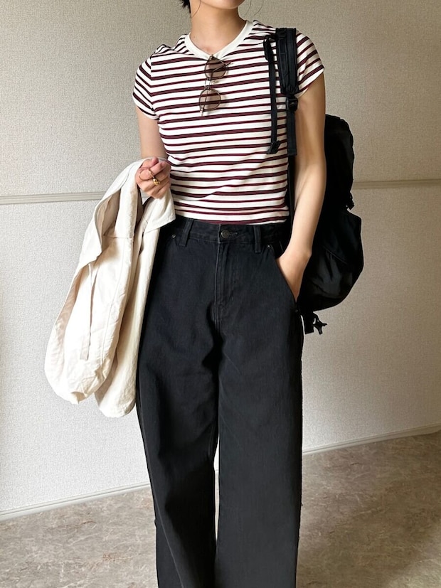 ブルゾンとボーダーミニTに黒デニムを合わせた全身コーデ