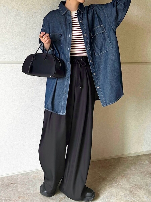 シアーカーディガンとボーダーミニTコーデの上半身アップ