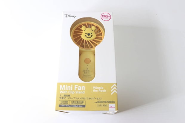 ダイソーのミニ扇風機、充電式、クリップスタンド付（くまのプーさん）のパッケージ
