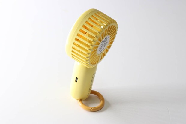 ダイソーの卓上で使えるミニ扇風機、充電式、クリップスタンド付（くまのプーさん）