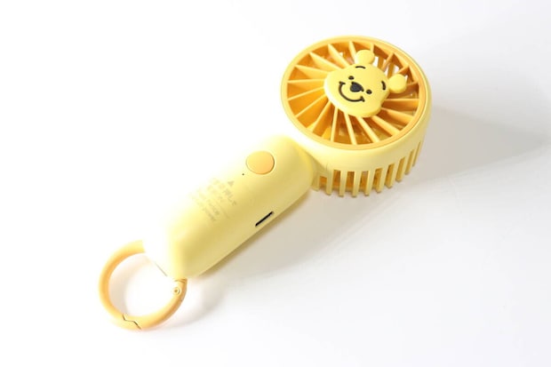 ダイソーのミニ扇風機、充電式、クリップスタンド付（くまのプーさん）のビジュアル