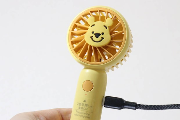 ダイソーのミニ扇風機、充電式、クリップスタンド付（くまのプーさん）を充電