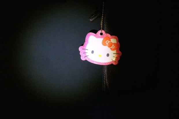ダイソーの反射キーホルダー　キティを照らす