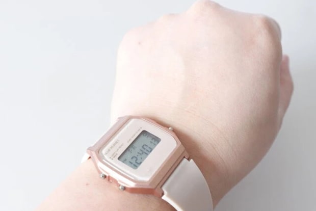 ダイソー デジタルウォッチ(ブループラネット、ベージュ)使用例 ダイソーのデジタルウォッチ(ブループラネット、ベージュ)使用例