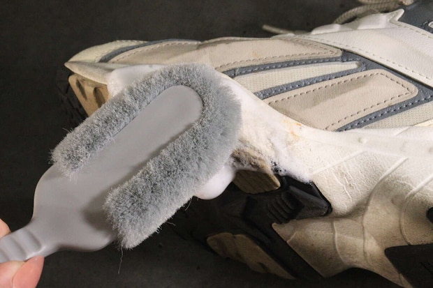 ソールクリーナー(泡タイプ、スニーカー用) 使用例 ソールクリーナー(泡タイプ、スニーカー用) 使用例