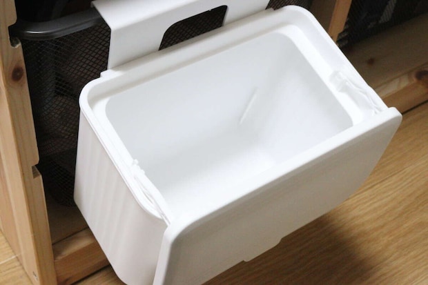 扉や引き出しに掛けられるフタ付ゴミ箱　蓋開閉