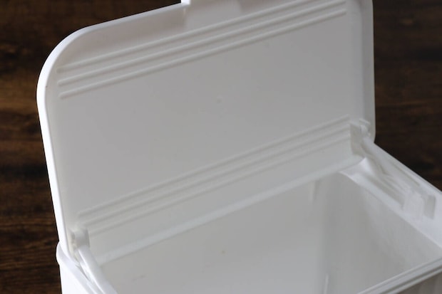 扉や引き出しに掛けられるフタ付ゴミ箱 上開き 扉や引き出しに掛けられるフタ付ゴミ箱 上開き