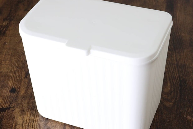 扉や引き出しに掛けられるフタ付ゴミ箱 扉や引き出しに掛けられるフタ付ゴミ箱