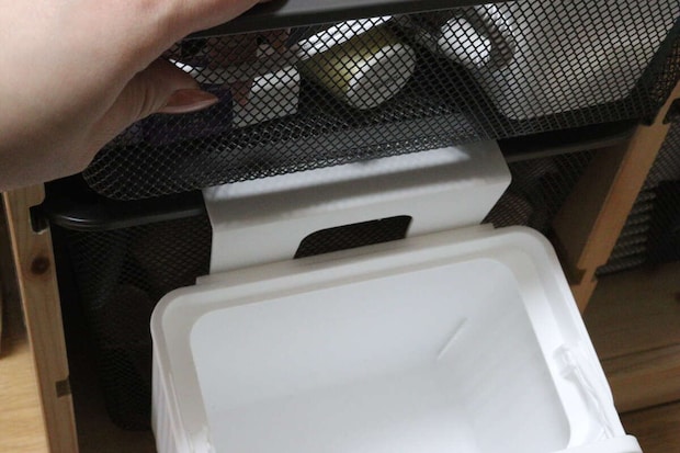 扉や引き出しに掛けられるフタ付ゴミ箱　すっきり