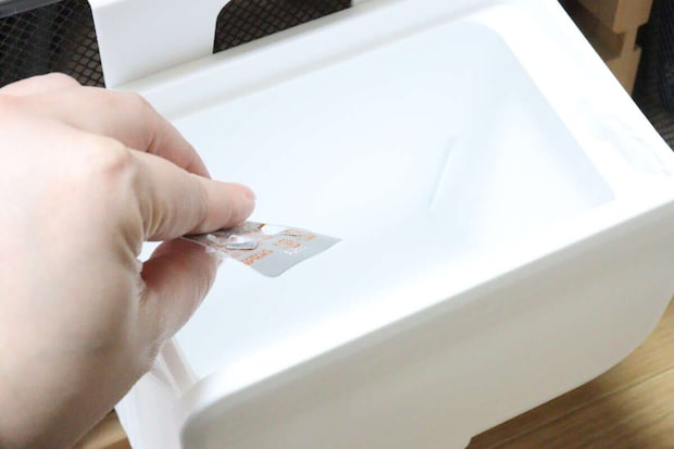 扉や引き出しに掛けられるフタ付ゴミ箱　使用例