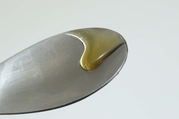 ダイソーのヨーグルトに合う蜂蜜をスプーンに出した様子