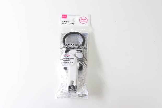 ダイソーの拡大鏡付ネイルクリッパーのパッケージ