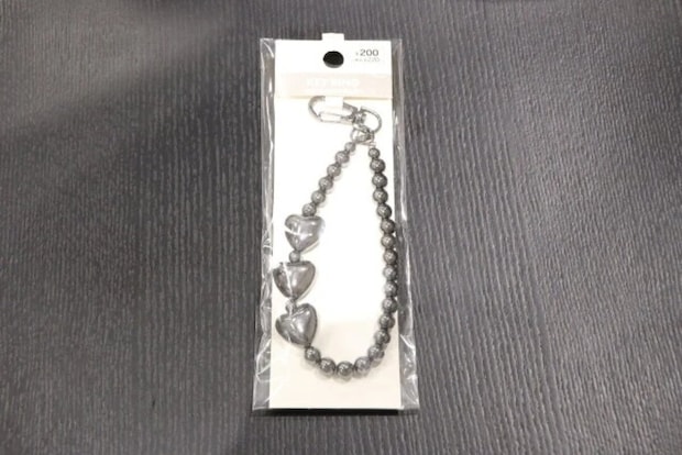 ダイソーメタリックハートビーズキーホルダーのパッケージ