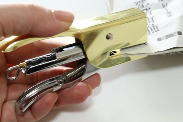 ダイソーレバー式ホッチキスを手で持って使用している様子 ダイソーレバー式ホッチキスを手で持って使用している様子