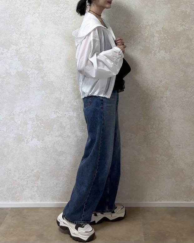 GU　UVカットシアーパーカ　オフホワイト×デニム全身横向き