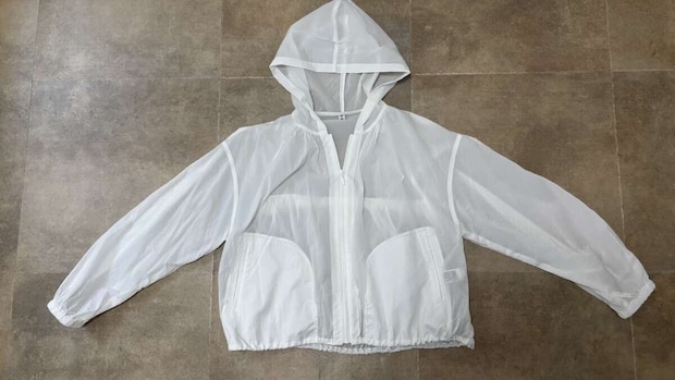 GU　UVカットシアーパーカ　オフホワイト　置き撮り全体