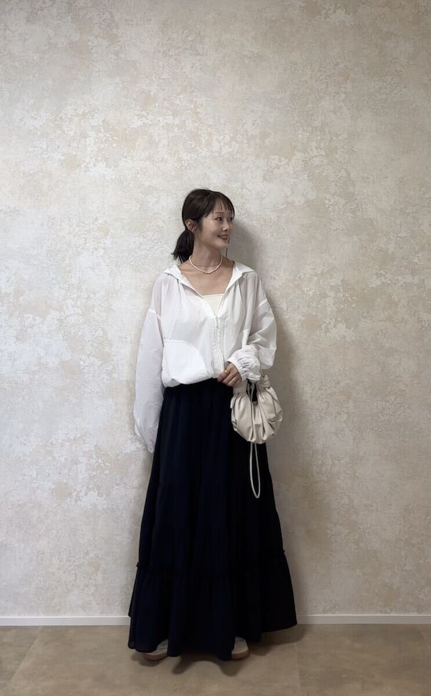 GU　UVカットシアーパーカ　黒ティアードスカート×白バッグコーデ