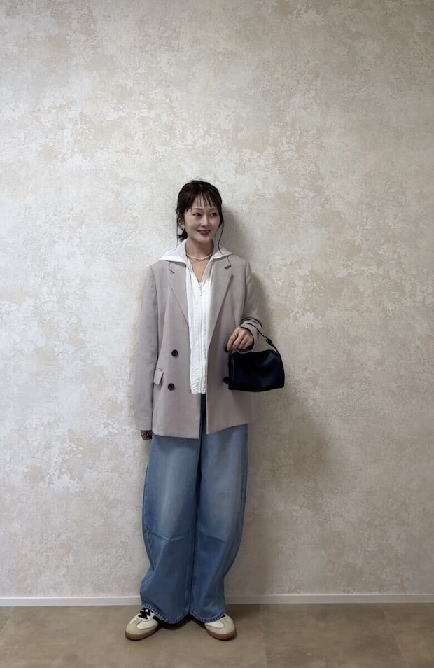 GU　UVカットシアーパーカ　ベージュジャケット×淡めデニムレイヤードコーデ