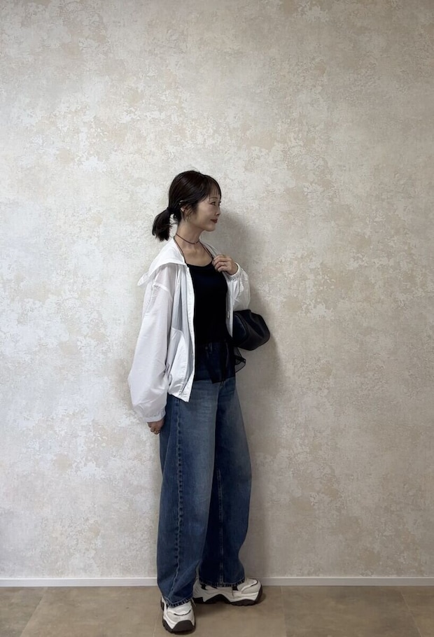 GU　UVカットシアーパーカ　黒インナー×濃いめデニム大人カジュアルコーデ