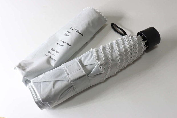 ダイソーの遮光折りたたみ傘（ピコレース）のビジュアル